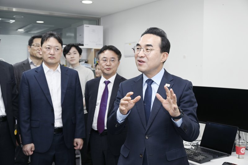 [대전=뉴시스] 박홍근 기획예산처 장관이 3월 26일 오후 대전 유성구 대전 스타트업 파크를 방문해 (주)달로에어로스페이스를 방문해 항공 우주 관련 관계자의 설명을 듣고 있다. (사진=기획처 제공) 2026.03.26. photo@newsis.com *재판매 및 DB 금지