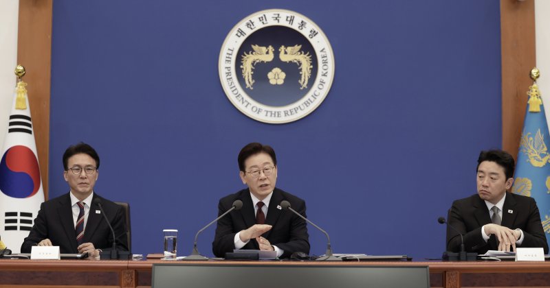 [서울=뉴시스] 최동준 기자 = 이재명 대통령이 지난 26일 청와대에서 열린 비상경제점검회의에서 발언하고 있다. 2026.03.26. photocdj@newsis.com