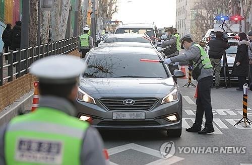 지난 4일 서울 양천구 일대에서 음주운전 단속 중인 경찰 (출처=연합뉴스)