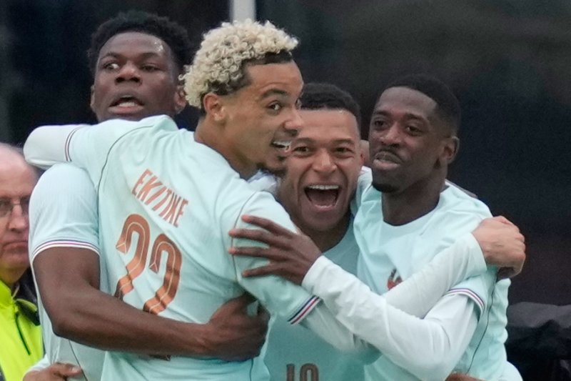 프랑스의 킬리안 음바페(가운데)가 26일(현지 시간) 미 매사추세츠주 보스턴의 폭스버러 스타디움에서 열린 브라질과 친선 경기 전반 32분 선제골을 넣은 뒤 동료들과 함께 환호하고 있다. 프랑스가 음바페의 선제골, 위고 에키티케의 추가 골을 묶어 브라질에 2-1로 승리했다.뉴시스