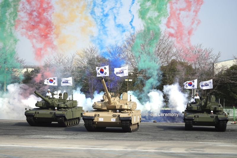 현대로템 중동형 K2 전차(가운데)와 폴란드 K2 전차의 모습. 현대로템 제공