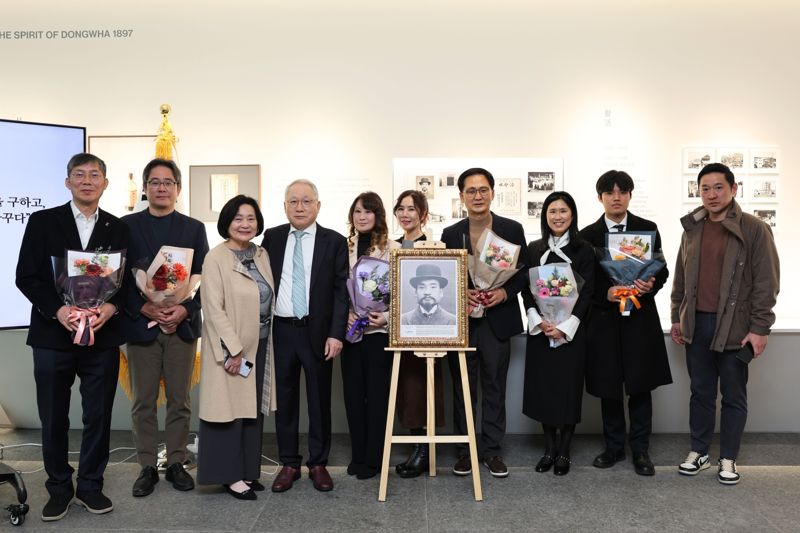 2026년 2월 서울에서 열린 '민강' 출판기념회에 참석한 동화약품 현 경영진과 민강 선생과 민금봉 여사 후손들. 윤도준 회장 부부(왼쪽 세번째, 네번째), 윤인호 사장(오른쪽 첫번째), 송지희 서울시립대교수(오른쪽 세번째) 등이 참석해 기념촬영을 하고 있다. 동화약품 제공