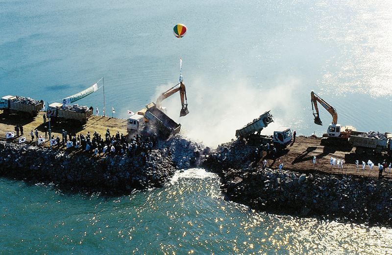 인천국제공항 공사를 위해 영종도 방조제에 물막이 공사를 하고 있다. 인천국제공항공사 제공