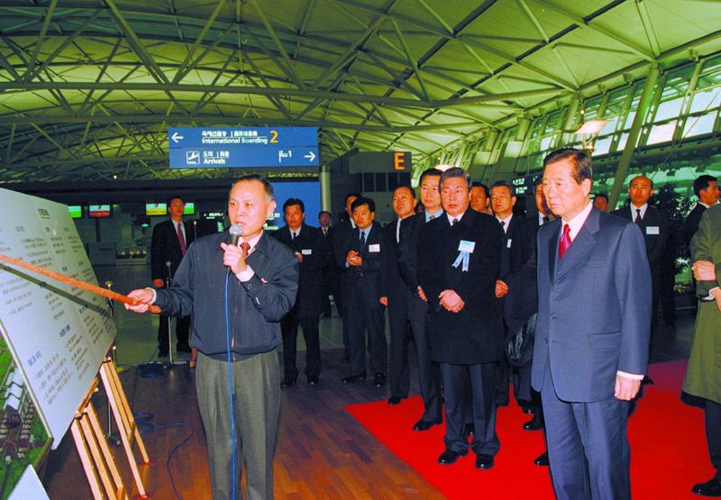 고 김대중 대통령이 2001년 3월 29일 인천국제공항 개항 기념식에 참석해 보고를 받고 있다. 인천국제공항공사 제공