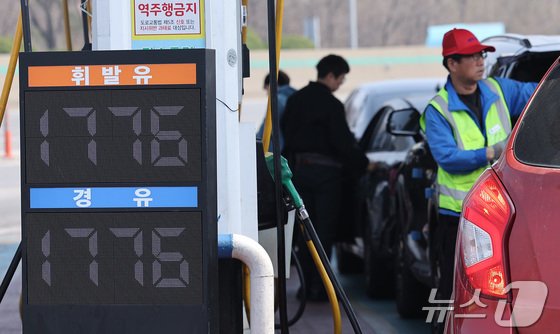 시민들이 줄을 지어 주유를 하고 있다. 2026. 3. 26/뉴스1 김성진 기자