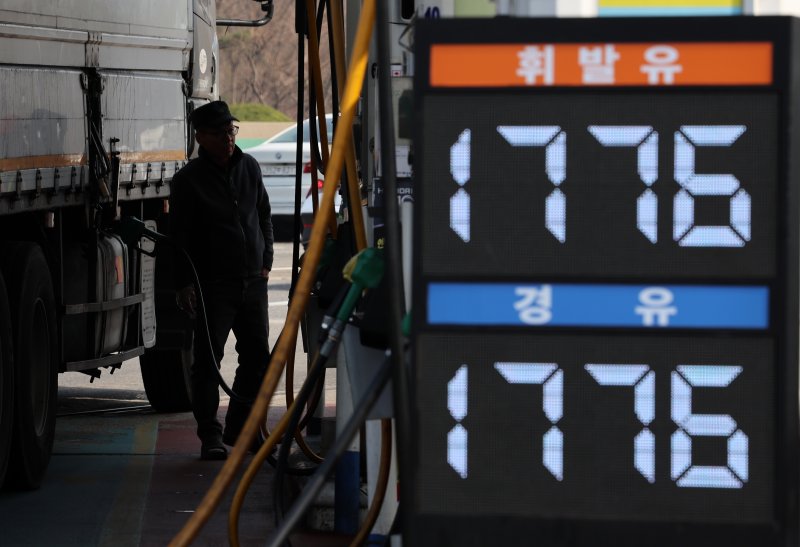 [서울=뉴시스] 조성우 기자 = 지난 26일 서울 서초구 만남의광장 주유소에서 고객이 주유를 하고 있다.2026.03.26. xconfind@newsis.com