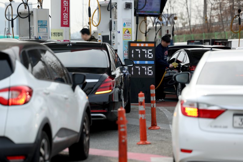 [서울=뉴시스] 김진아 기자 = 지난 22일 서울의 만남의광장 주유소에 유가 정보가 표시돼 있다 2026.03.22. bluesoda@newsis.com