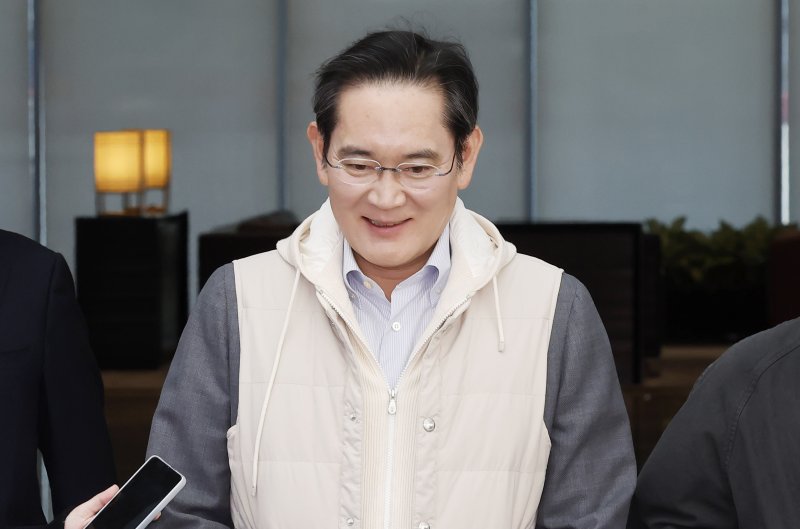 [서울=뉴시스] 김혜진 기자 = 이재용 삼성전자 회장이 유럽 출장을 마치고 13일 오후 서울 강서구 김포비즈니스항공센터를 통해 귀국하고 있다. 2026.03.13. jini@newsis.com