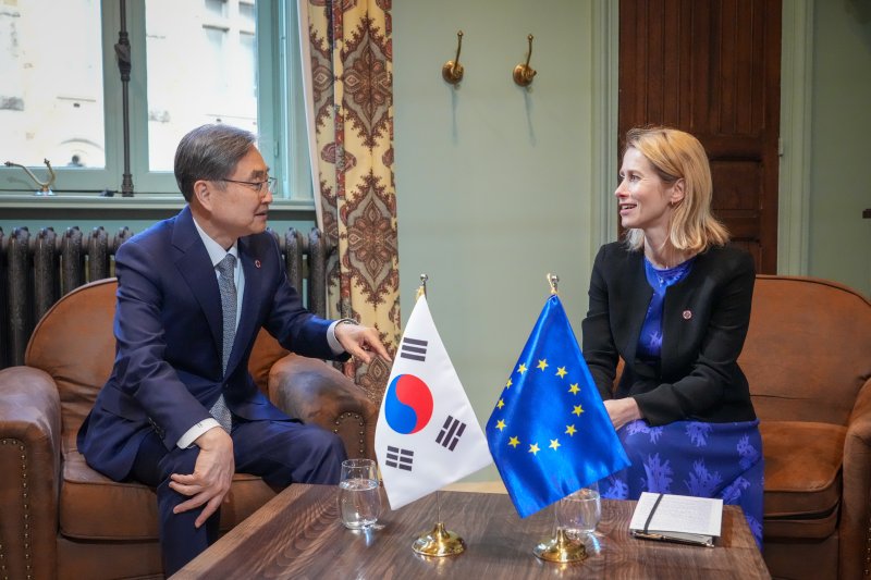 조현 외교부 장관이 26일(현지시간) G7 외교장관회의 참석을 위해 프랑스를 방문해 카야 칼라스 EU 외교안보정책 고위대표와 한-EU 외교장관 회담하고 있다. 외교부 제공