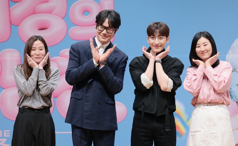 손자연 PD(왼쪽부터)와 가수 성시경, 멜로망스 정동환, 정미영 PD가 27일 서울 영등포구 KBS아트홀에서 열린 KBS 2TV 뮤직 토크쇼 '더 시즌즈-성시경의 고막남친' 제작발표회에서 포즈를 취하고 있다. 2026.3.27 ⓒ 뉴스1 권현진 기자
