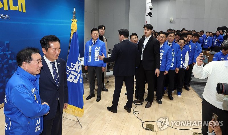 정청래 대표와 기념 촬영위해 길게 줄 선 충북 예비후보들 (출처=연합뉴스)