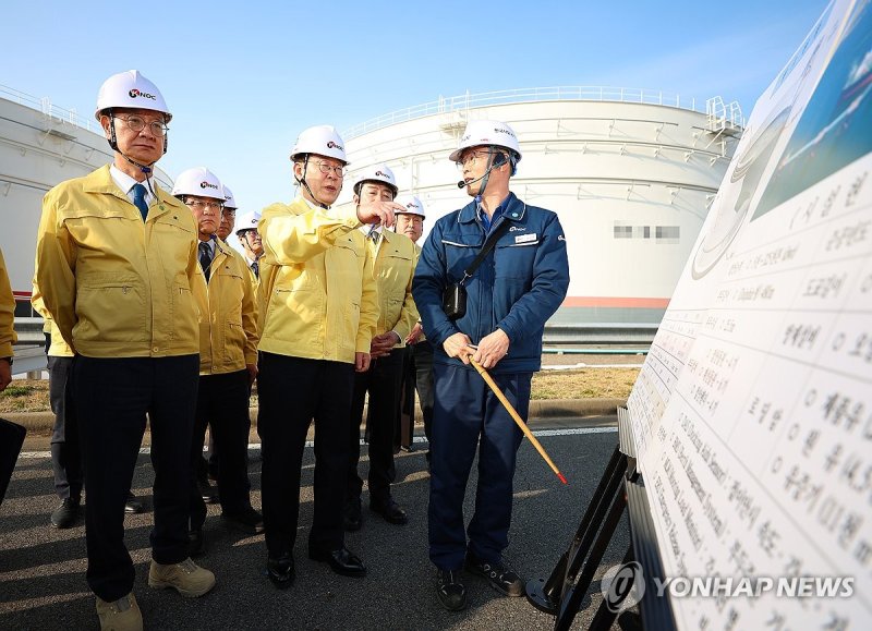 이재명 대통령, 석유비축기지 시찰 (출처=연합뉴스)