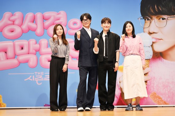 [fn★현장] ‘더 시즌즈’ 마이크 잡은 성시경, 이번에도 ‘긴 호흡’으로 스며들까(종합)