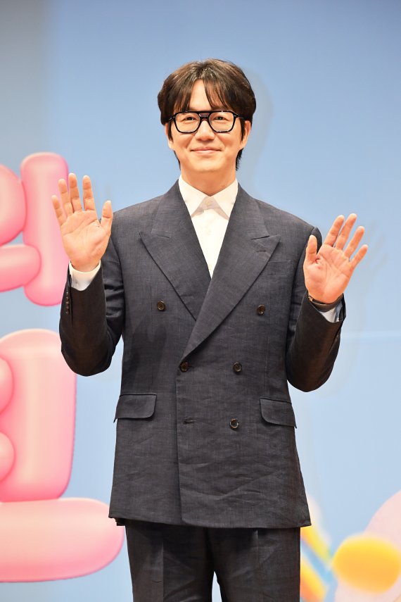 [fn★현장] ‘더 시즌즈’ 마이크 잡은 성시경, 이번에도 ‘긴 호흡’으로 스며들까(종합)