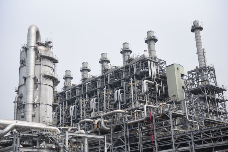 중동상황 장기화로 나프타 수급 차질로 인해 전남 여수 국가산업단지 내 석유화학 기업들의 생산 시설 가동 중단이 잇따르고 있다. 지난 23일 전남 여수 국가산업단지 소재 기업 등에 따르면 LG화학 여수공장은 이날부터 여수산단 내 NCC 2공장 가동을 중단했다고 밝혔다. 사측은 나프타 공급이 원활해질 때까지 1공장만 가동할 예정이다. 사진은 25일 여수산단내 NCC 2공장 모습. 2026.3.25 ⓒ 뉴스1 김성준 기자