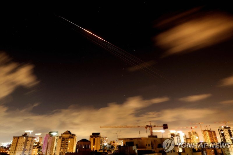 이란의 미사일 공격을 받은 이스라엘 해안도시 네타냐 (출처=연합뉴스)