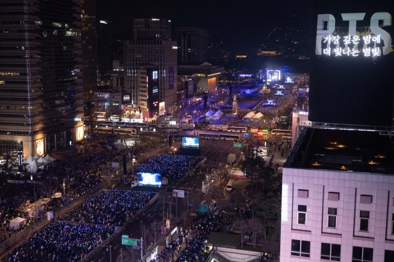 "BTS 광화문 공연장 일대 16만명 운집 추산"