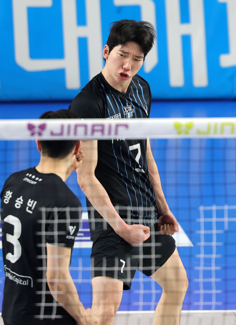 소설도 이렇게 쓰면 욕먹는다… 2연속 ‘리버스 스윕’ 사상 초유의 대업, 현캐가 증명한 ‘왕의 귀환’