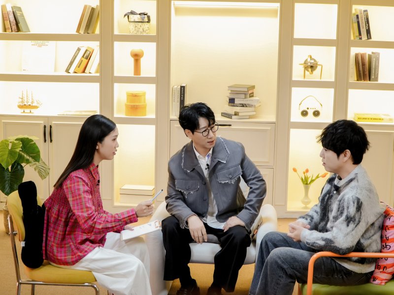 [주말의 OTT] 컴백, 화려한 조명 뒤에