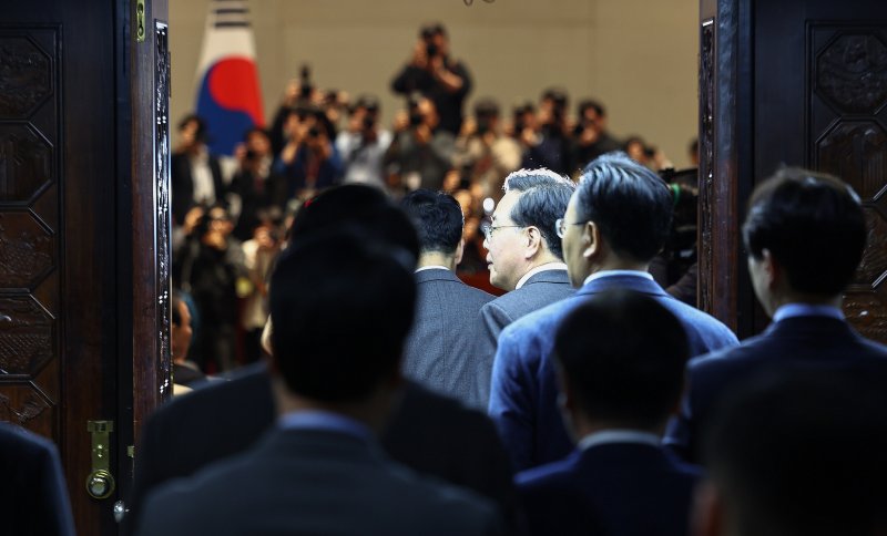 [서울=뉴시스] 김명년 기자 = 장동혁 국민의힘 대표 등 지도부가 9일 오후 서울 여의도 국회에서 열린 의원총회에 입장하고 있다. 2026.03.09. kmn@newsis.com