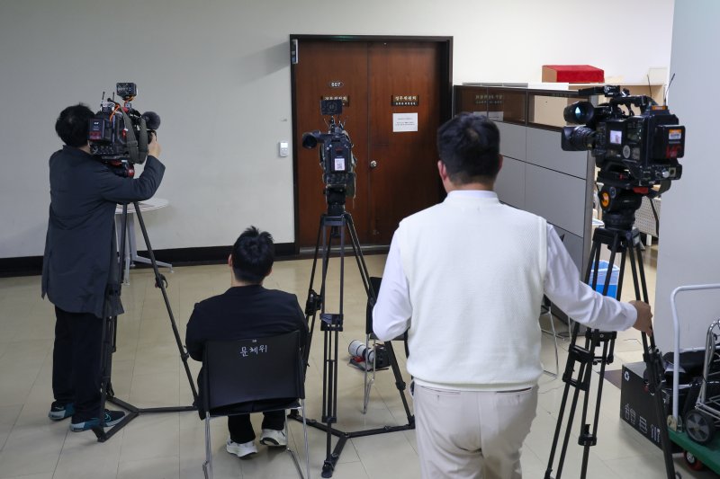 2차 종합특검팀이 윤석열 정부 당시 대통령 관저 이전 특혜 의혹과 관련 국회 정무위원장실을 압수수색 중인 것으로 알려진 26일 서울 여의도 국회 윤한홍 정무위원회 위원장실 앞에 취재진이 대기하고 있다. 2026.3.26 ⓒ 뉴스1 안은나 기자