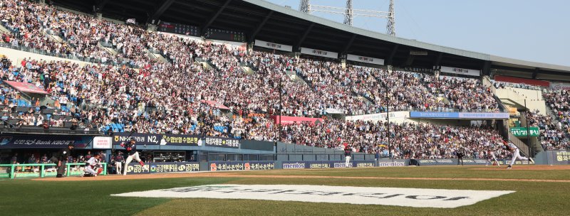 [서울=뉴시스] 김금보 기자 = 22일 서울 송파구 잠실야구장에서 프로야구 2025 KBO리그 개막전 롯데 자이언츠 대 LG 트윈스의 경기가 열리고 있다. 2025.03.22. kgb@newsis.com