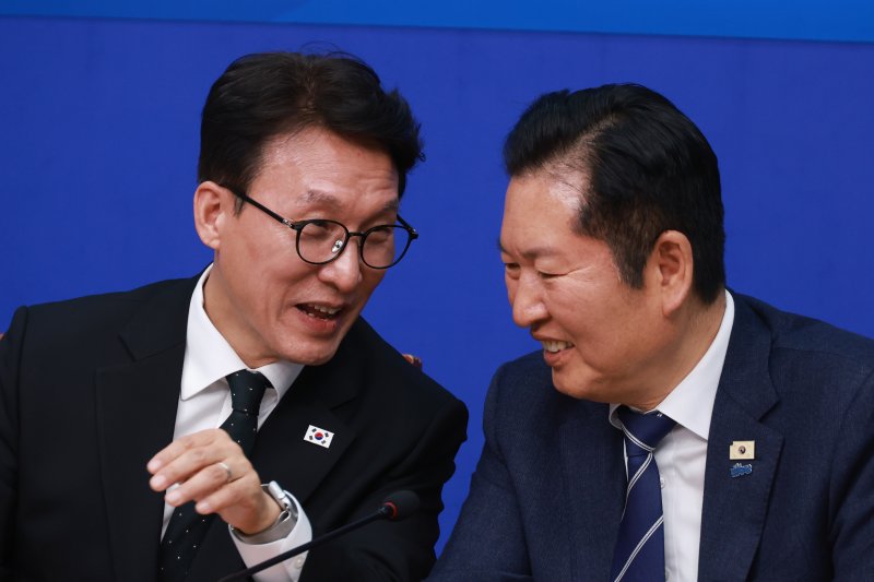 [서울=뉴시스] 고승민 기자 = 정청래 더불어민주당 대표와 김민석 국무총리가 22일 서울 여의도 국회에서 열린 제7차 고위당정협의회에서 대화하고 있다. 2026.03.22. kkssmm99@newsis.com