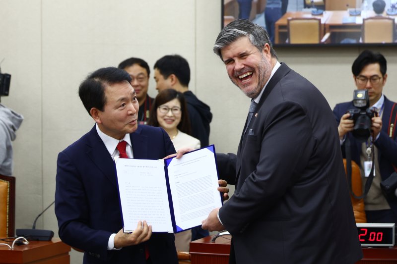 [서울=뉴시스] 고승민 기자 = 성일종 국회 국방위원장과 필립 라포튠 주한캐나다대사가 24일 서울 여의도 국회에서 열린 국방위원회 전체회의에서 대한민국과 캐나다간 국방·방산 협력 확대를 위한 결의안 가결 후 함께 기념촬영하고 있다. 2026.03.24. kkssmm99@newsis.com