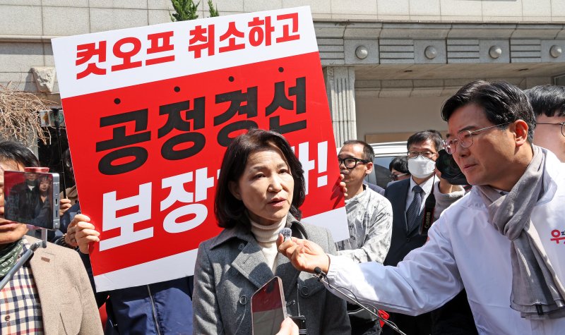 [서울=뉴시스] 김금보 기자 = 지방선거 국민의힘 대구시장 후보에서 컷오프 된 이진숙 전 방송통신위원회 위원장이 24일 오후 서울 여의도 국민의힘 중앙당사 앞에서 지지자들에게 입장을 밝히고 있다. 2026.03.24. kgb@newsis.com