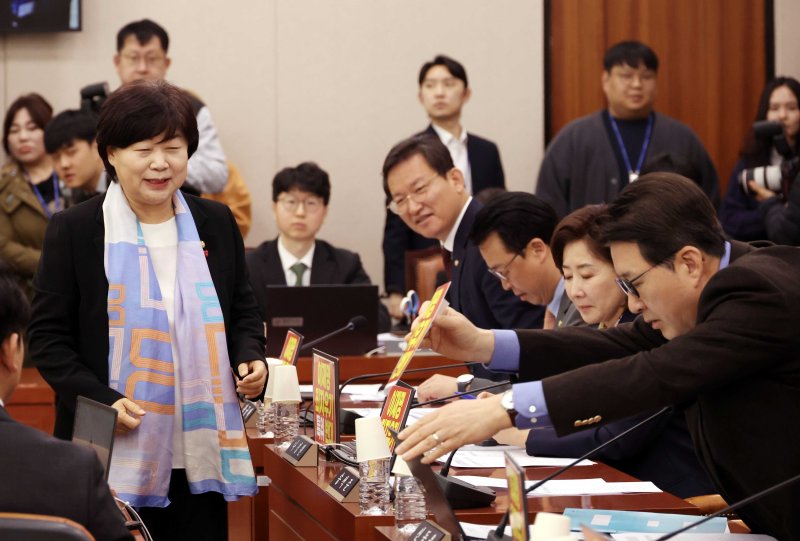 [서울=뉴시스] 조성봉 기자 = 서영교 국회 국정조사특위 위원장이 25일 오전 서울 여의도 국회에서 열린 윤석열 정권 정치검찰 조작기소 의혹 사건 진상규명 국정조사특별위원회에서 노트북에 항의 피켓을 부착하는 국민의힘 의원들과 인사를 하기 위해 이동하고 있다.2026.03.25. suncho21@newsis.com