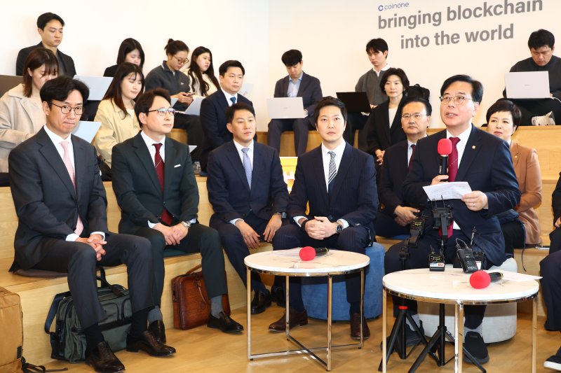 [서울=뉴시스] 고승민 기자 = 송언석 국민의힘 원내대표가 25일 서울 여의도 코인원에서 열린 디지털자산 과세 제도 개선 관련 현장간담회에서 인사말을 하고 있다. 2026.03.25. kkssmm99@newsis.com