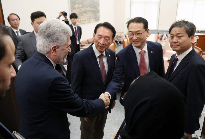 [서울=뉴시스] 김명년 기자 = 사이드 쿠제치 주한 이란 대사가 25일 오전 서울 여의도 국회에서 김건 외교통일위원회 야당 간사와 인사를 나누고 있다. 2025.03.25. kmn@newsis.com