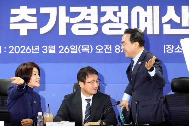 [서울=뉴시스] 조성봉 기자 = 박홍근 기획예산처 장관이 26일 오전 서울 여의도 국회 의원회관에서 열린 2026년 추가경정예산안 당정협의에서 한병도 더불어민주당 원내대표, 한정애 정책위의장과 대화를 하고 있다. 2026.03.26. suncho21@newsis.com