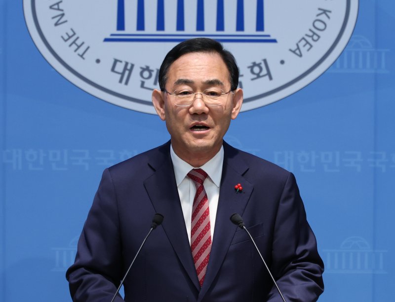 [서울=뉴시스] 김금보 기자 = 지방선거 국민의힘 대구시장 후보 경선 공천에서 컷오프된 주호영 의원이 26일 오후 서울 여의도 국회 소통관에서 국민의힘 공천관리위원회의 결정에 반발하는 기자회견을 하고 있다. 주 의원은 법원에 공천배제결정 효력정지 가처분 신청을 했다. 2026.03.26. kgb@newsis.com