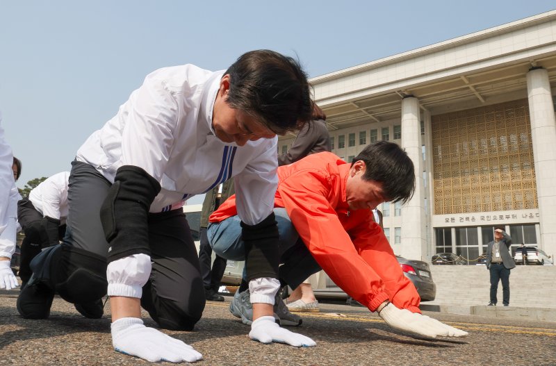 [서울=뉴시스] 김명년 기자 = 조국(오른쪽 두 번째) 조국혁신당 대표가 26일 오전 서울 여의도 국회 본청 앞에서 한창민 사회민주당 대표, 손솔 진보당 의원 등 참석자들과 함께 정치개혁 촉구 개혁진보 4당 삼보일배를 하고 있다. 2025.03.26. kmn@newsis.com.