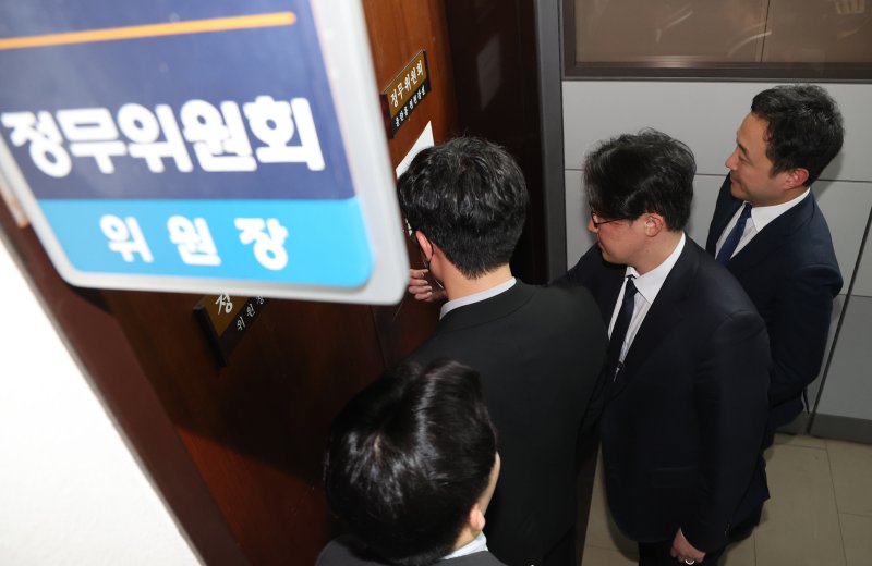 [서울=뉴시스] 김명년 기자 = 3대 특검 미제 의혹을 수사하는 권창영 2차 종합 특별검사팀 관계자가 26일 오후 서울 여의도 국회에서 관저 이전 의혹에 연루된 윤한홍 국회 정무위원장실 압수수색을 위해 대기하고 있다. 2026.03.26. kmn@newsis.com