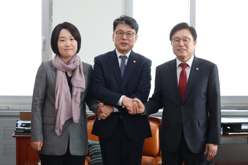 [서울=뉴시스] 고승민 기자 = 국회 예산결산특별위원회 진성준(가운데) 위원장과 이소영(왼쪽) 더불어민주당 간사, 박형수 국민의힘 간사가 27일 서울 여의도 국회에서 추경 심사 일정을 협의하기 위해 회동하며 대화 전 기념촬영하고 있다. 2026.03.27. kkssmm99@newsis.com