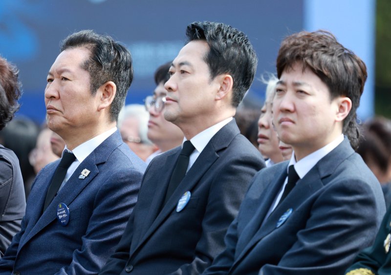 [대전=뉴시스] 고범준 기자 = 정청래(왼쪽부터) 더불어민주당 대표, 장동혁 국민의힘 대표, 이준석 개혁신당 대표 27일 국립대전현충원에서 열린 제11회 서해수호의 날 기념식에서 이재명 대통령의 기념사를 듣고 있다. 2026.03.27. bjko@newsis.com