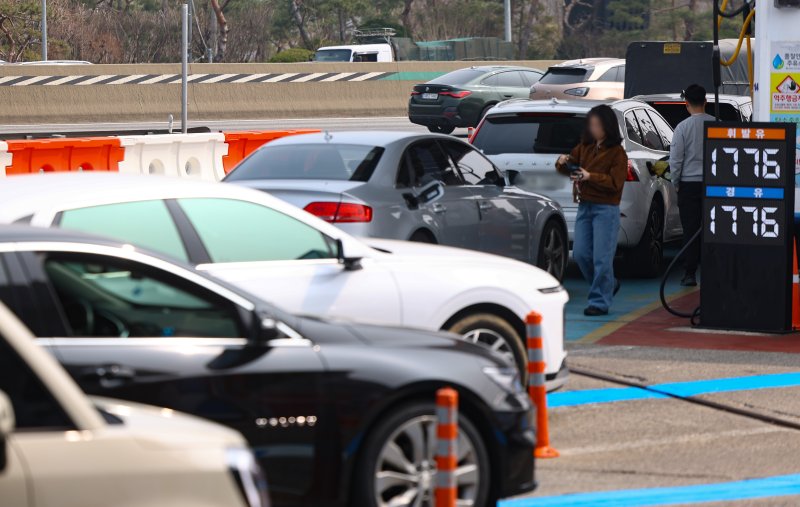 [서울=뉴시스] 황준선 기자 = 2차 석유 최고 가격제 시행 첫날인 지난 27일 유가가 저렴한 서울 서초구 만남의 광장 주유소에 주유를 하려는 차량들이 대기하고 있다. 정부는 전날 2차 최고가격제 고시를 통해 도매가격을 휘발유 리터당 1934원, 경유 리터당 1923원 수준으로 책정했다. 업계에서는 소비자가 체감하는 본격적인 소매가격 상승은 기존 재고 소진 여부와 개별 주유소 가격 전략에 따라 시차를 두고 주말부터 나타날 것으로 보고 있다. 2026.03.27. hwang@newsis.com