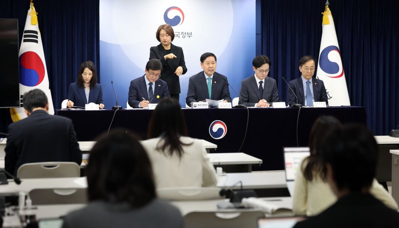 [서울=뉴시스] 김선웅 기자 = 구윤철 부총리 겸 재정경재부 장관이 지난 26일 서울 종로구 정부서울청사에서 관계부처와 합동브리핑을 열고 중동 전쟁에 따른 비상경제 대응방안을 발표하고 있다. 왼쪽부터 김진아 외교부 2차관, 김성환 기후에너지환경부 장관, 구윤철 부총리, 김정관 산업통상부 장관, 김윤덕 국토교통부 장관. 2026.03.26. mangusta@newsis.com