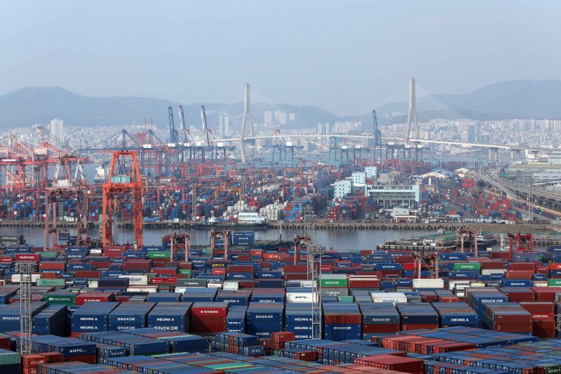 [부산=뉴시스] 하경민 기자 = 부산 남구 신선대(사진 아래) 및 감만(위) 부두 야적장에 수출입 컨테이너가 쌓여 있다. 2026.03.11. yulnetphoto@newsis.com