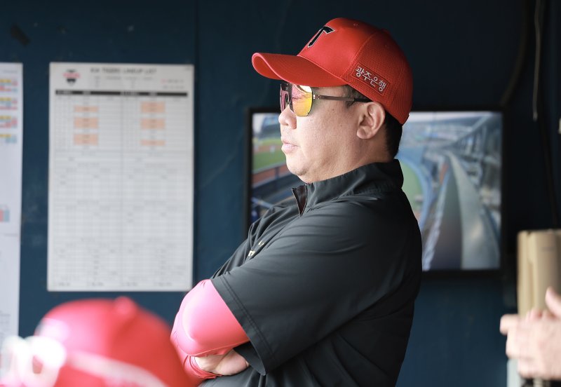 잠실야구장에서 열린 2025 KBO리그 KIA 타이거즈와 두산 베어스의 경기, KIA 이범호 감독이 경기를 지켜보고 있다.뉴시스