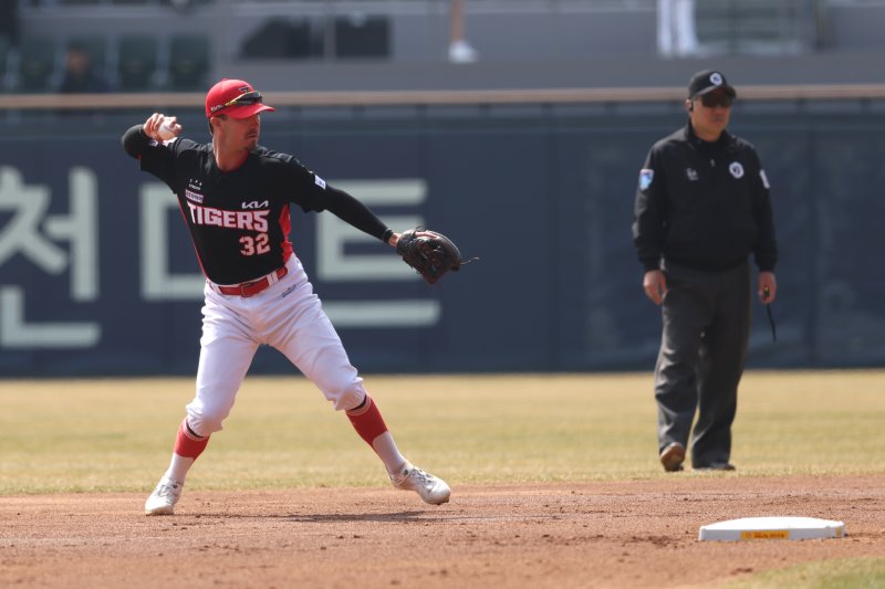 제리드 데일이 22일 서울 잠실구장에서 열린 2026 신한 쏠 KBO리그 시범경기 두산 베어스전에서 수비를 하고 있다.KIA 타이거즈 제공