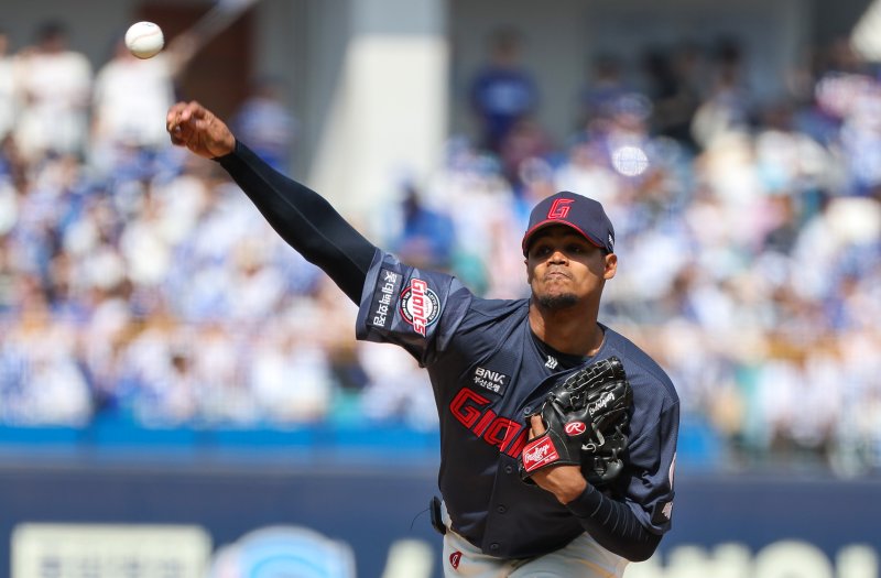 삼성이 못 친 게 아니다, 롯데 외인 듀오가 미친 것이다... 판도 뒤흔든 로드리게스&middot;비슬리