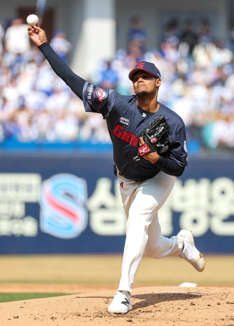 삼성이 못 친 게 아니다, 롯데 외인 듀오가 미친 것이다... 판도 뒤흔든 로드리게스&middot;비슬리