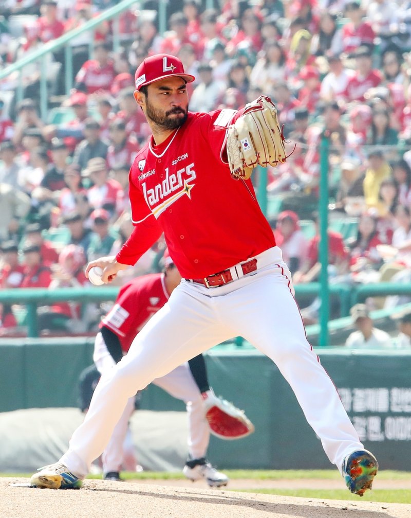 최고 구속 155km의 강속구를 뿌리며 시즌 첫승을 신고한 미치 화이트.연합뉴스