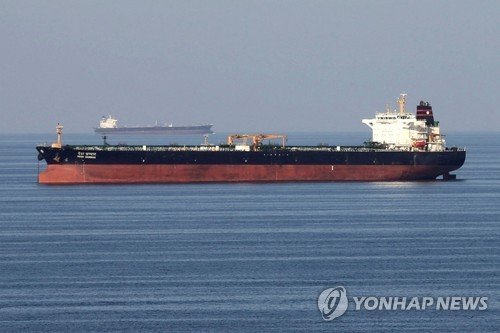 호르무즈 해협 통과하는 유조선 (출처=연합뉴스)
