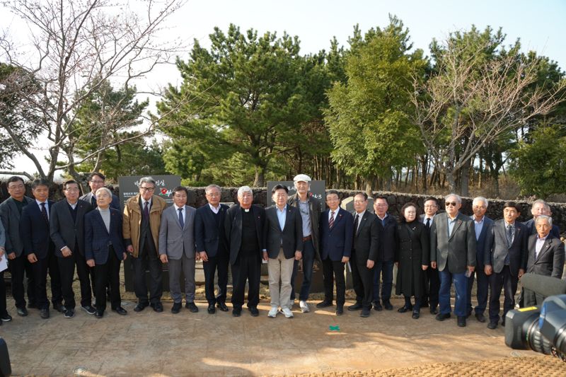 오영훈 제주도지사와 제주4·3 관련 기관·단체 관계자들이 28일 제주4·3평화공원에서 함병선 공적비와 군경 공적비·충혼비 이설 및 ‘바로 세운 진실’ 안내판 설치 행사 뒤 기념 촬영을 하고 있다. /사진=제주특별자치도 제공