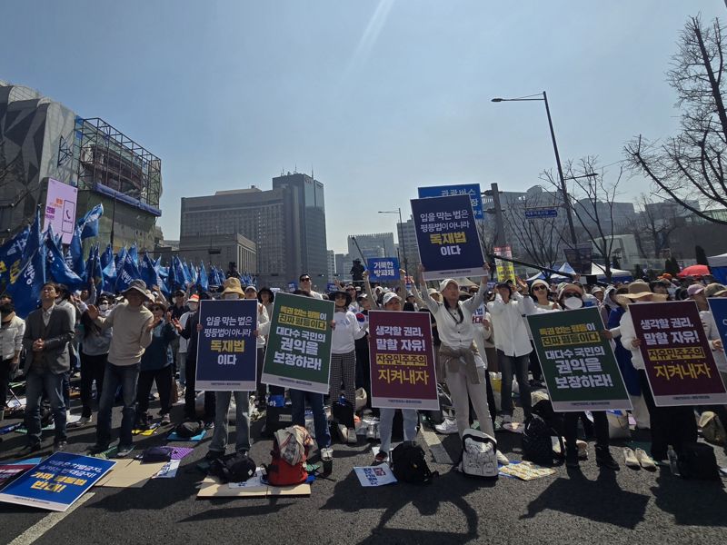 거룩한방파제 통합국민대회 준비위원회(준비위)가 28일 서울 중구 서울시의회 앞에서 예배를 하고 '22대 국회 발의 차별금지법'에 반대하는 대규모 집회를 개최했다. 사진=서지윤 기자