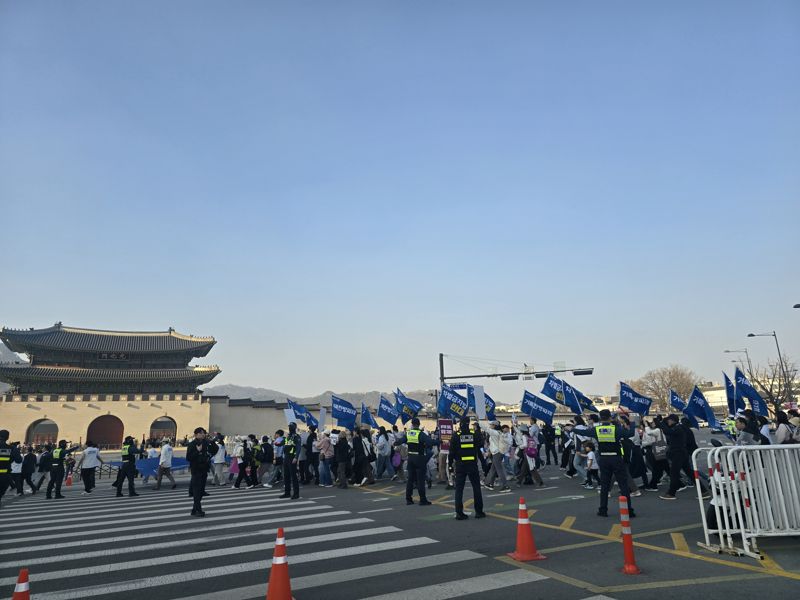 거룩한방파제 통합국민대회 준비위원회(준비위)가 28일 서울 중구 서울시의회 앞에서 예배를 하고 '22대 국회 발의 차별금지법'에 반대하는 대규모 집회를 개최하며 도심 행진을 이어갔다. 사진=서지윤 기자